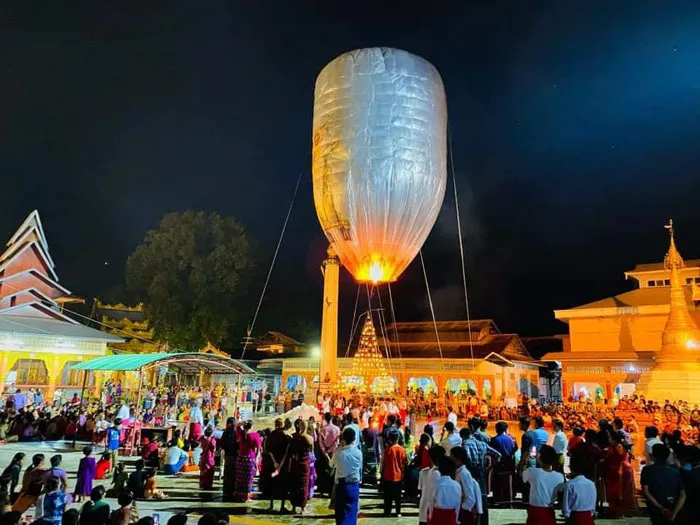 ประเพณีลอยโคมเพื่อบูชาพระเจดีย์จุฬามณีบนสวรรค์ชั้นดาวดึงส์ในคืนวันออกพรรษา ที่เมืองมุโดง