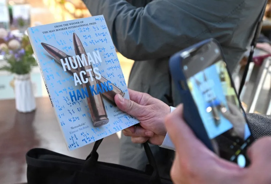 ภาพนี้เป็น Human Acts ฉบับภาษาอังกฤษ นอกจากเวอร์ชันนี้แล้ว ยังมีการแปลและจัดพิมพ์ในภาษาอื่นๆ ที่ไม่ใช่ภาษาเกาหลีอีก ไม่น้อยกว่า  13 ภาษา