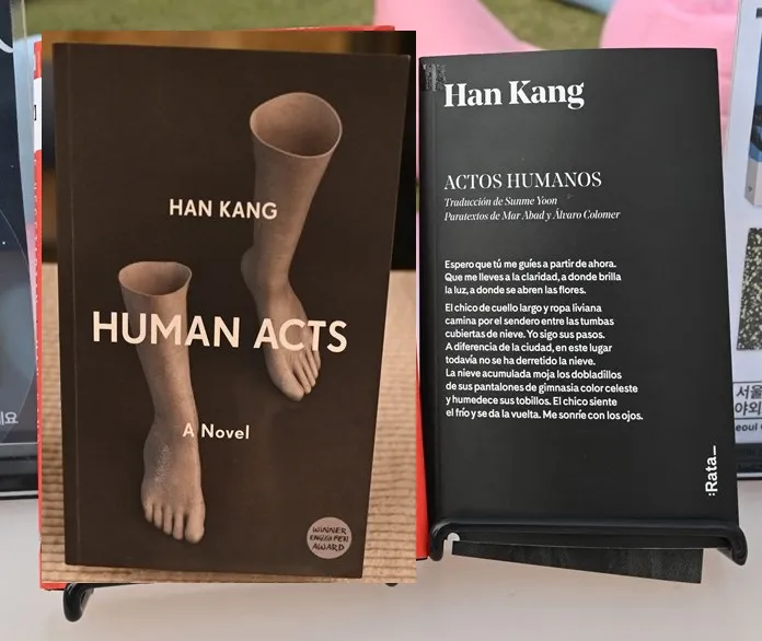 นวนิยายเรื่อง Human Acts เวอร์ชันภาษาอังกฤษ มีหน้าปกหลายแบบ เพราะขายดี จึงมีการตีพิมพ์ใหม่หลายครั้ง