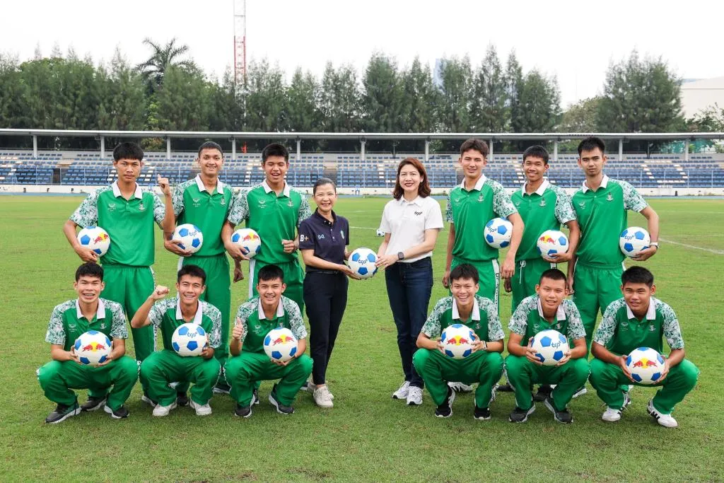 นางสาวรุจิรา อารินทร์ รองผู้อำนวยการสำนักวัฒนธรรมกีฬาและการท่องเที่ยว กรุงเทพมหานคร เป็นผู้รับมอบลูกฟุตบอลจำนวน 200 ลูก จาก นางสาวอาจรีย์ สุวรรณกูล ผู้อำนวยการฝ่ายองค์กรสัมพันธ์และการสื่อสาร กลุ่มธุรกิจ TCP